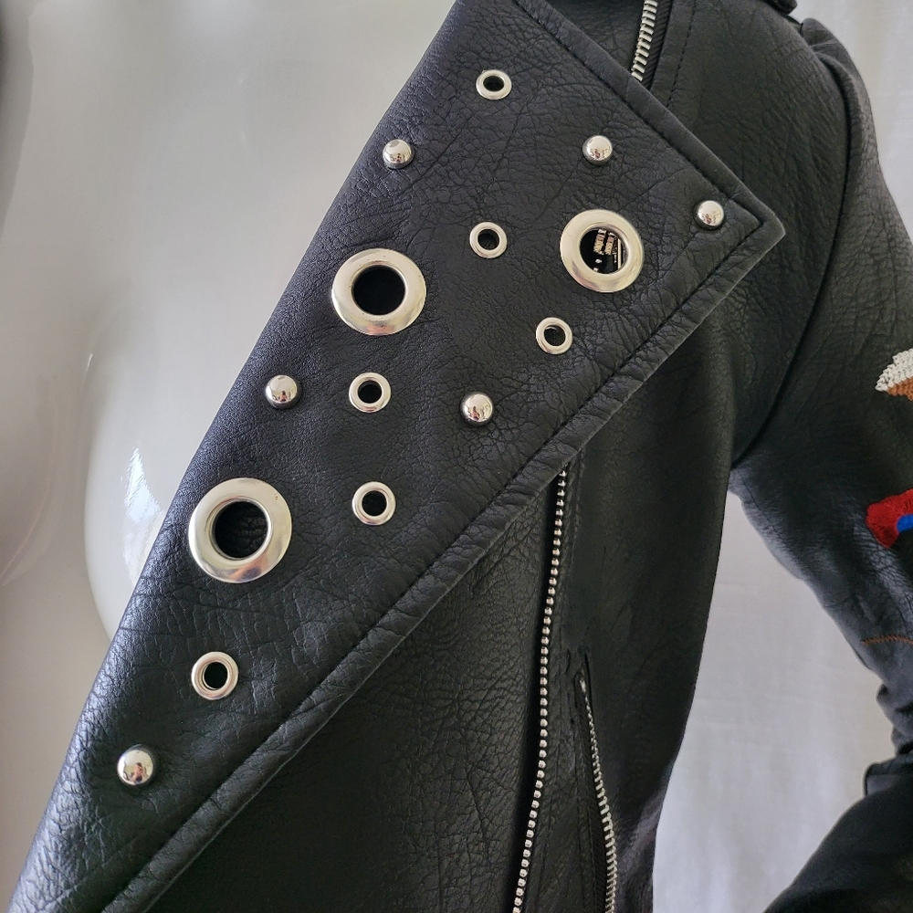Woman's jacket - Picture 2 of 8